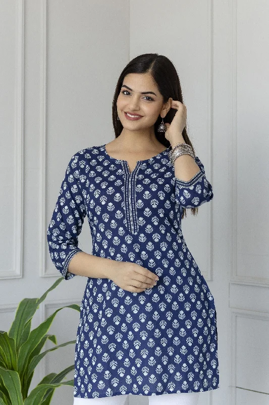 Markdown Sale Women Blue Straight Tunic With Three Quaretr Sleeves